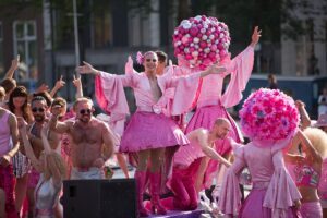 „Buzerante! Zalez a už se neukazuj.“ Po comming outu některých celebrit se rozevírají názorové nůžky.